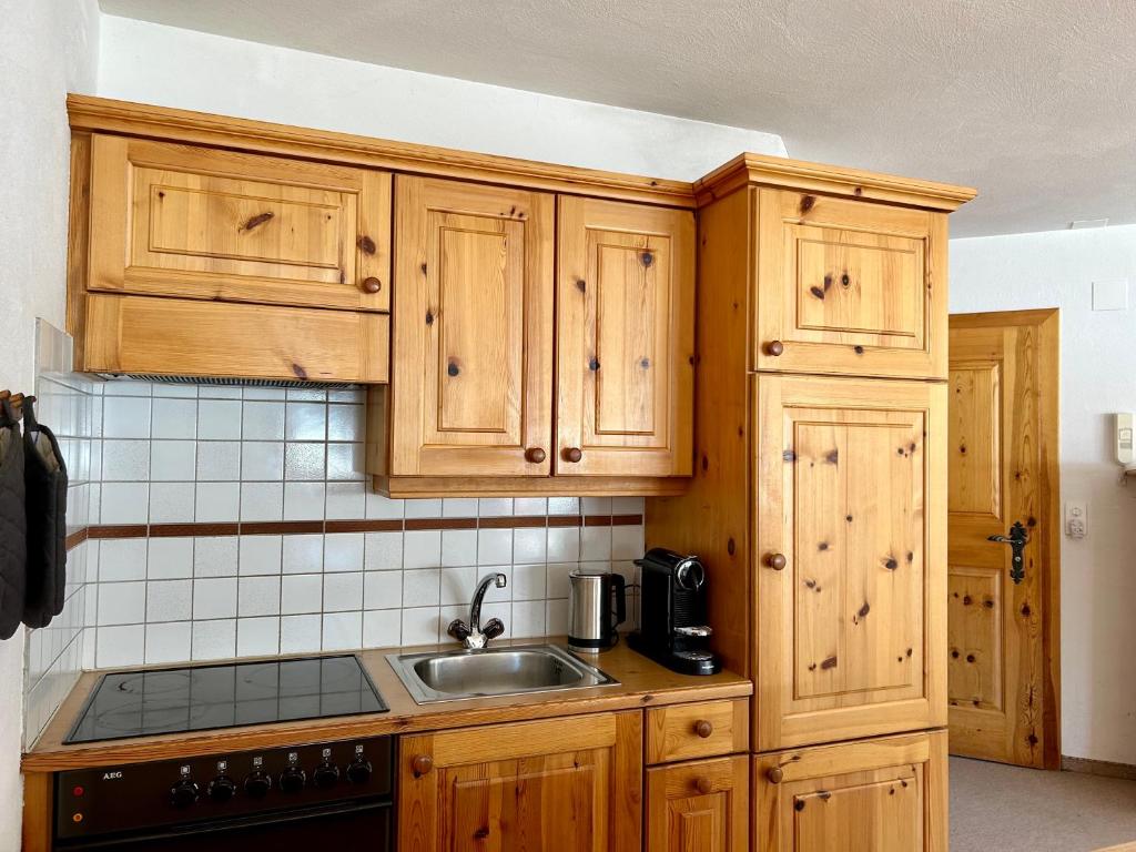 Kuchyň nebo kuchyňský kout v ubytování Cosy studio apartment in Splügen