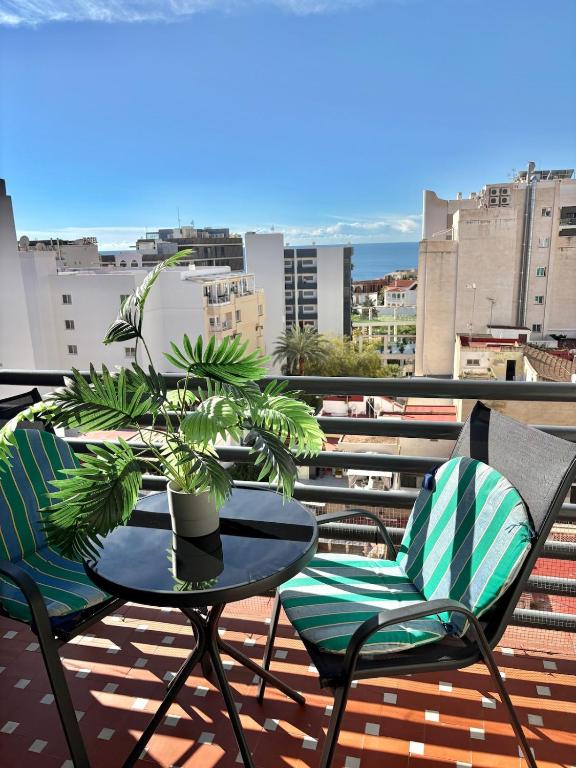 un tavolo e sedie su un balcone con vista di Mar Azul - AzulenaCalpe a Calpe