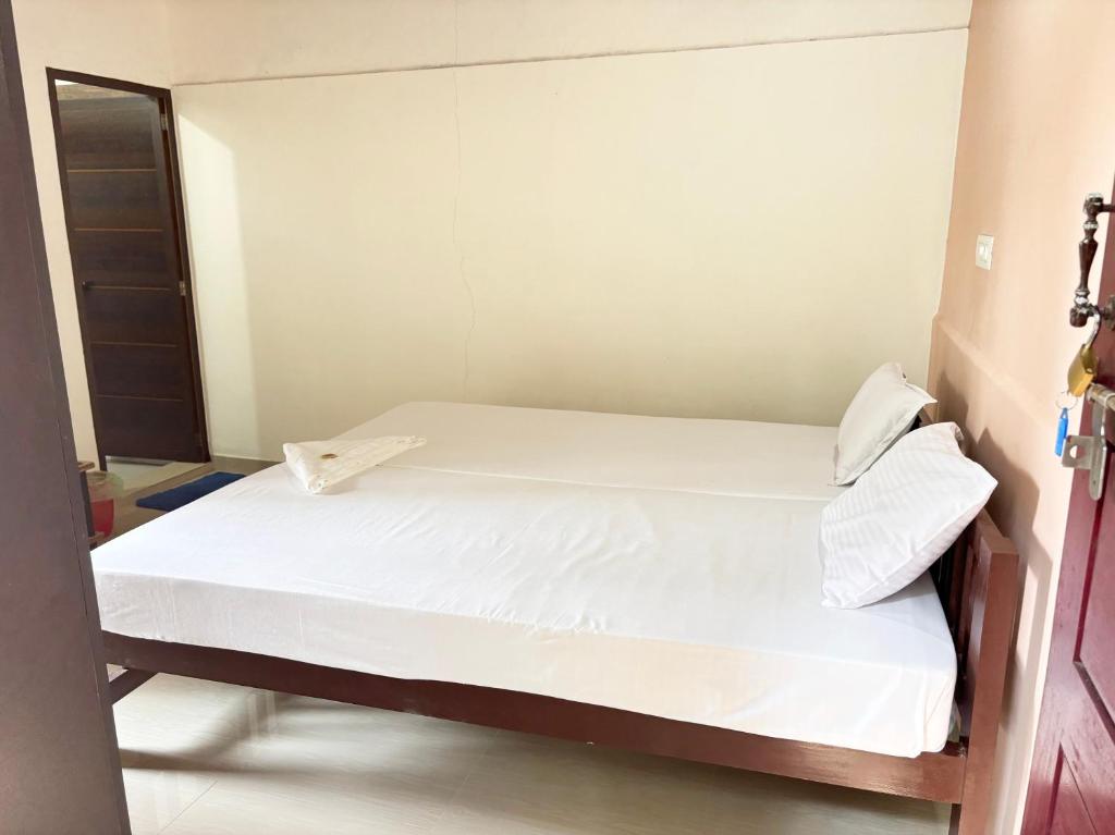 Postel nebo postele na pokoji v ubytování Akshay Beach Resort