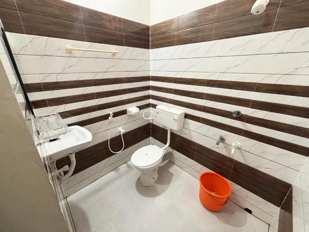 Koupelna v ubytování Akshay Beach Resort