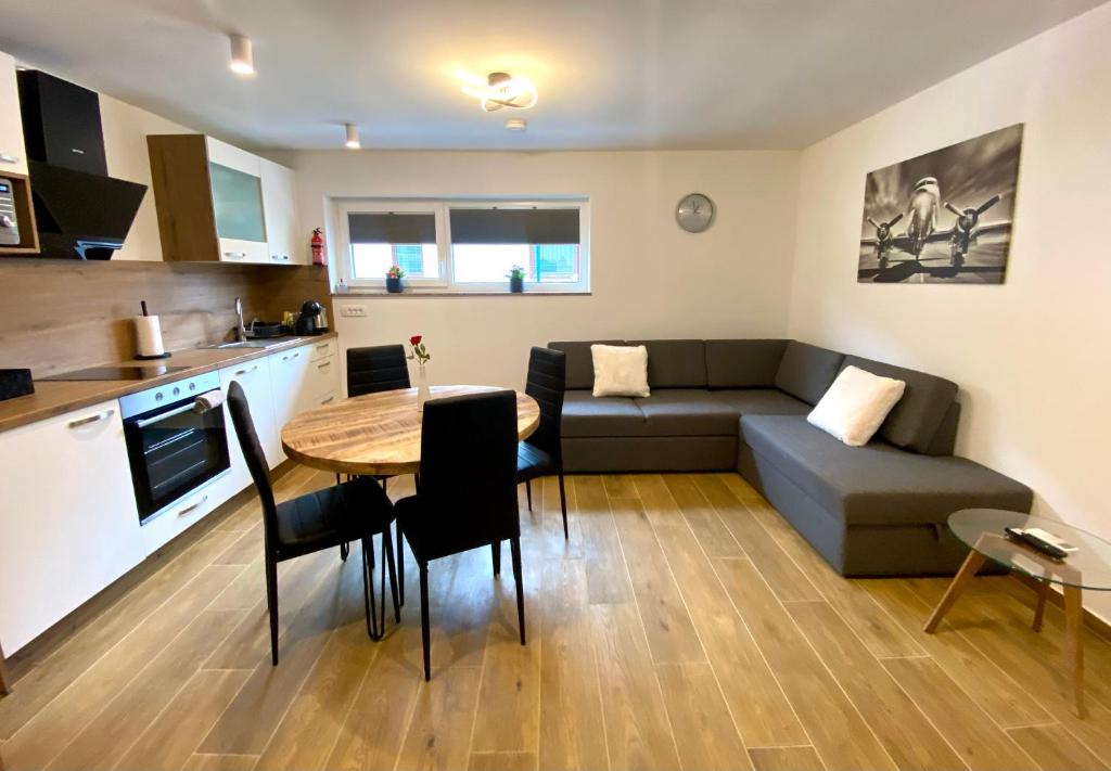 Kuchyň nebo kuchyňský kout v ubytování AERO Apartmaji Lesce-Bled