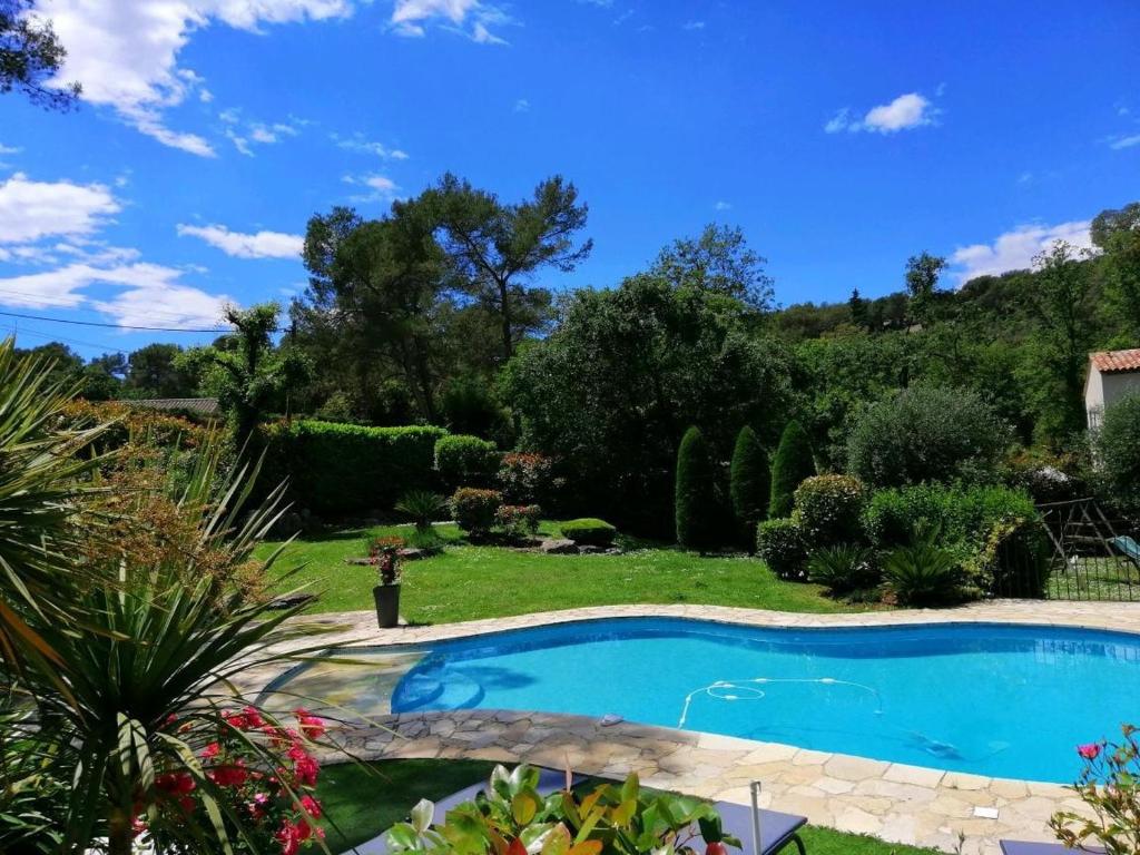 Photo de la galerie de l'établissement Villa 2 chambres avec piscine, à Roquefort-les-Pins