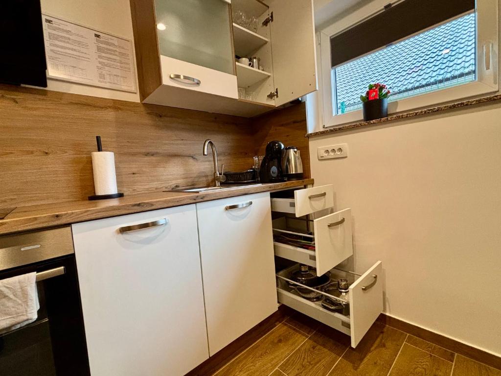 Kuchyň nebo kuchyňský kout v ubytování AERO Apartmaji Lesce-Bled