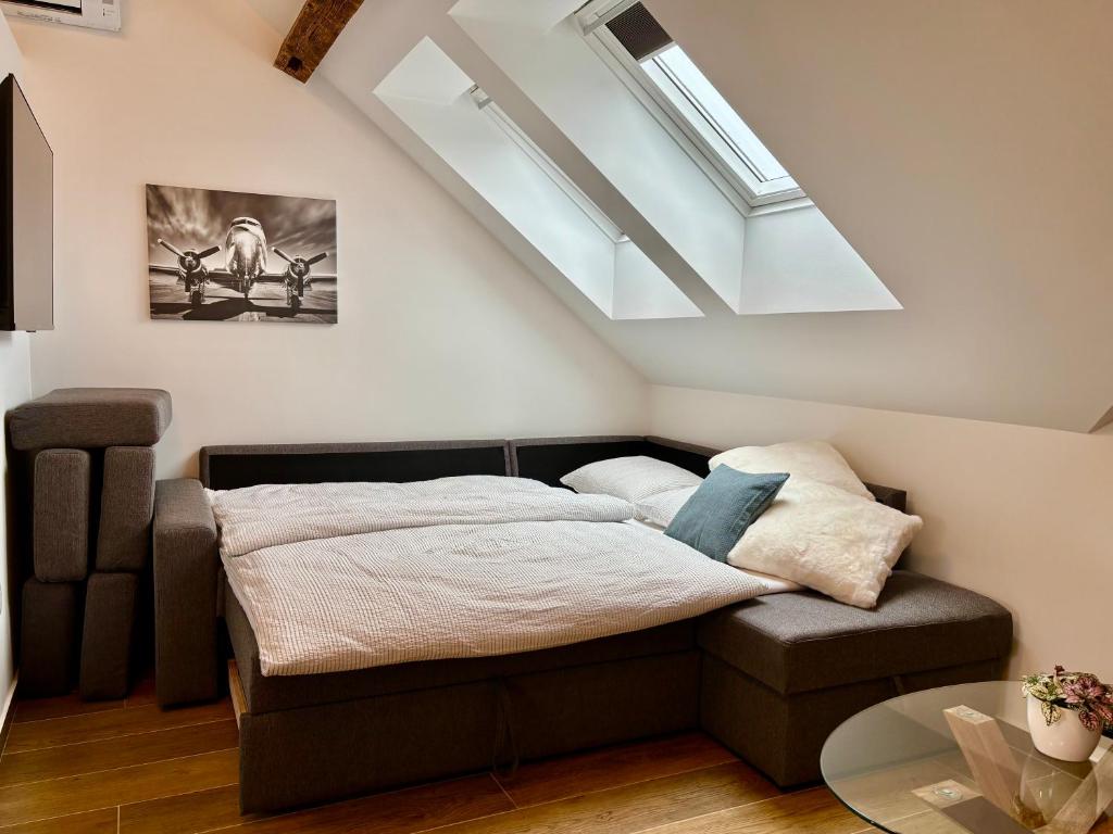 Postel nebo postele na pokoji v ubytování AERO Apartmaji Lesce-Bled