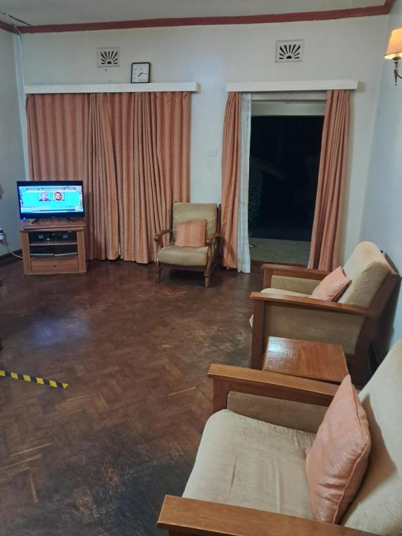 TV a/nebo společenská místnost v ubytování GRACEMONT Guesthouse