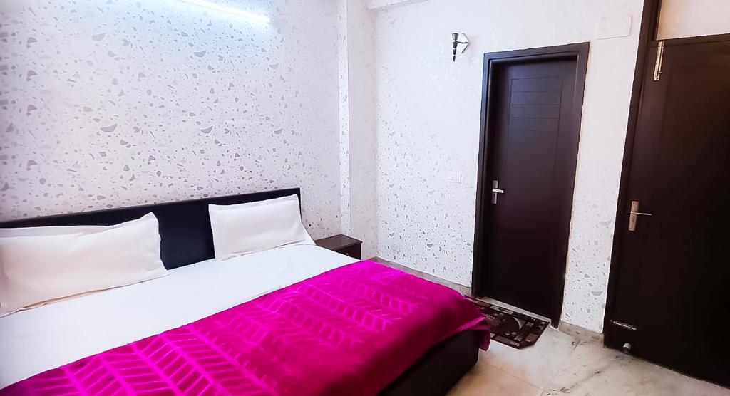 Postel nebo postele na pokoji v ubytování Deluxe Room In CR Park