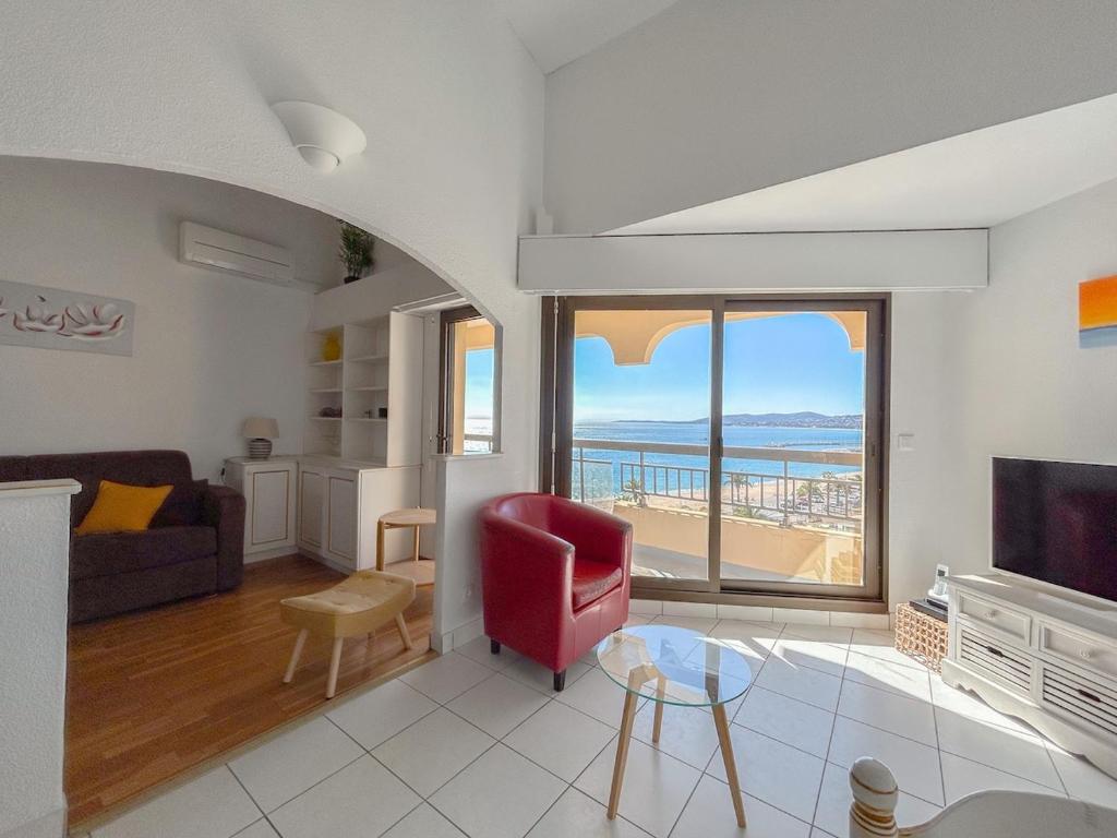 un salon avec vue sur l'océan dans l'établissement Appartement vue mer et front de mer avec terrasse, à Fréjus