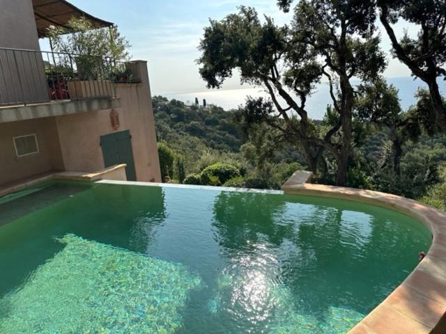 une grande piscine devant une maison dans l'établissement Les îles bleues, à Rayol-Canadel-sur-Mer