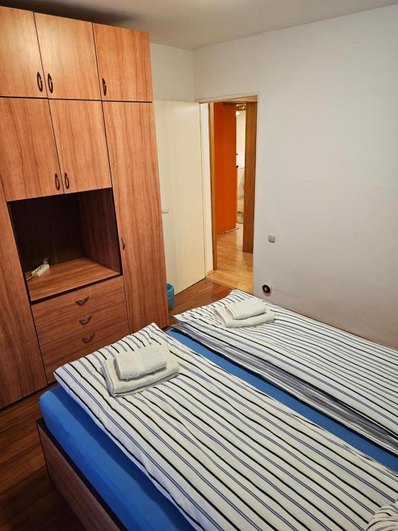 Postel nebo postele na pokoji v ubytování Apartament David Deva - 2 dormitoare & 1 living