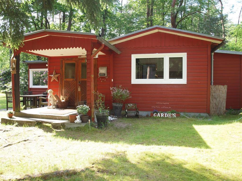 a red tiny house with a red roof at Traum Waldhaus in Seppensen