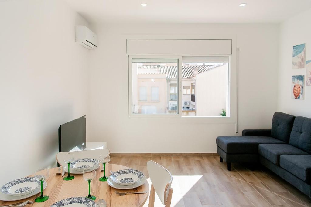 パラモスにあるWELCS APARTAMENTO 183 PDA cerca del marのソファとテーブルのあるリビングルーム