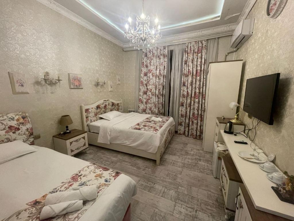 Postel nebo postele na pokoji v ubytování English Home Hotel Tbilisi