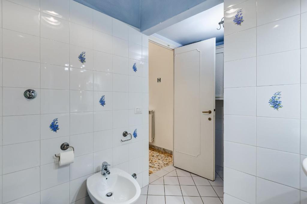 Kúpeľňa v ubytovaní VIVILO COLLECTION - San Vito View Apartment - 3 BDR 2 BATHS