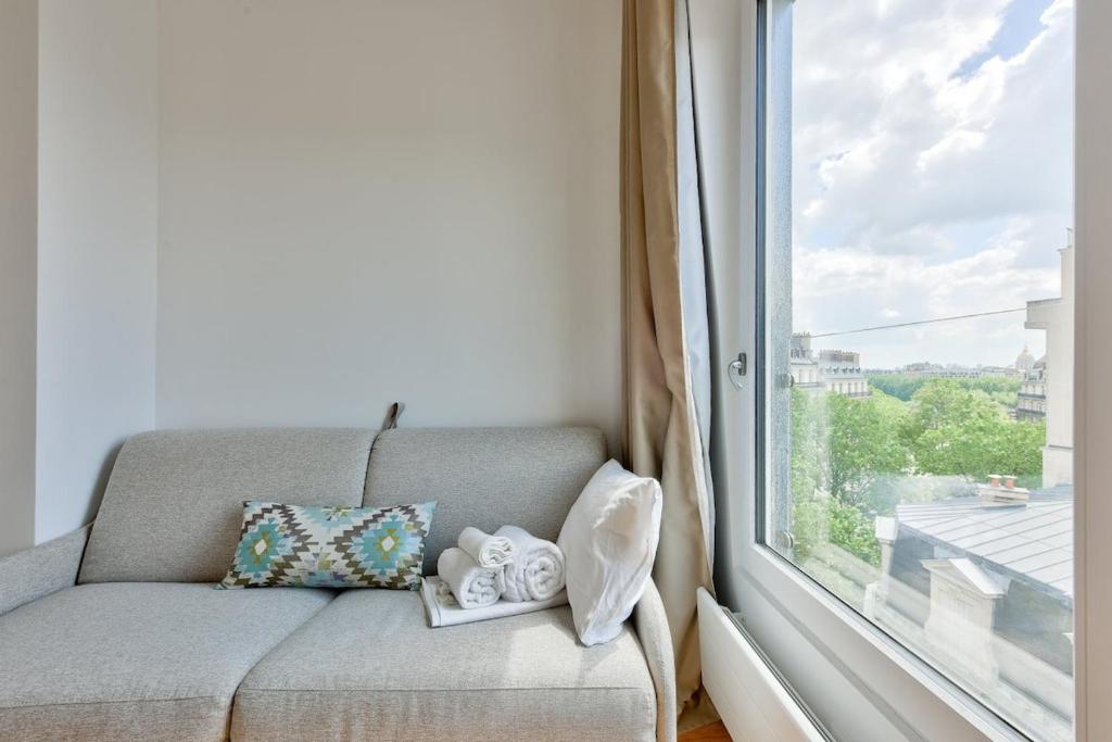 Studio with a panoramic view of the Eiffel Tower的休息区