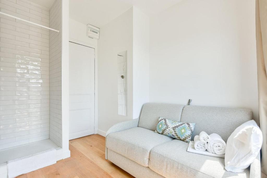 Studio with a panoramic view of the Eiffel Tower的休息区