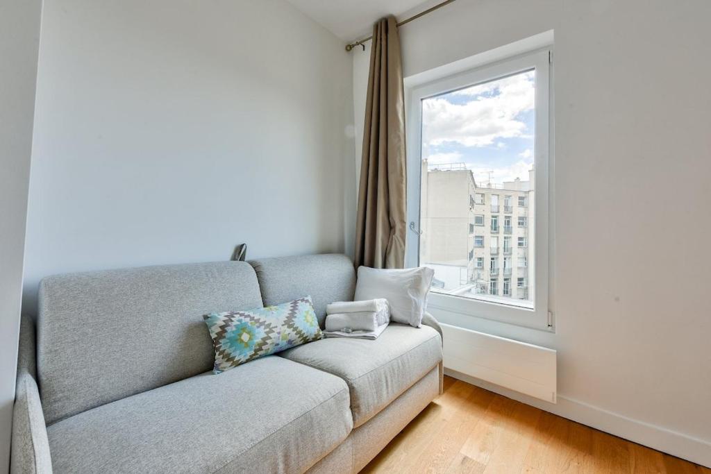 Studio with a panoramic view of the Eiffel Tower的休息区