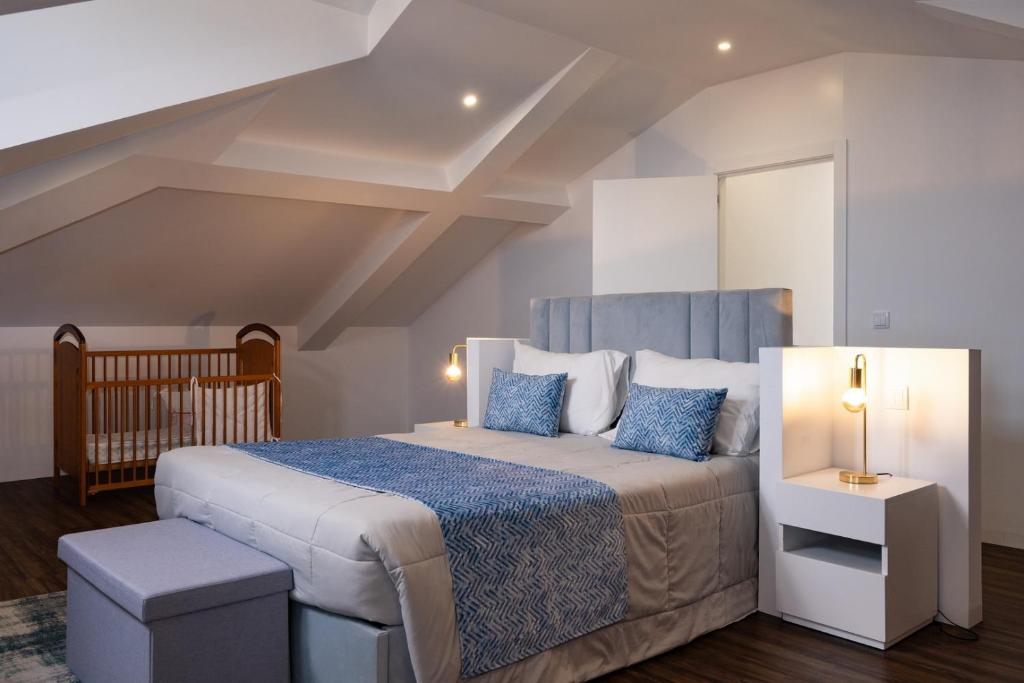 En eller flere senge i et værelse på Snuggly Corner by Trip2Portugal