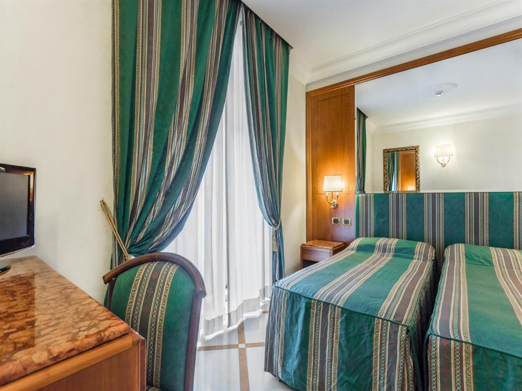 Postel nebo postele na pokoji v ubytování Raeli Hotel Regio