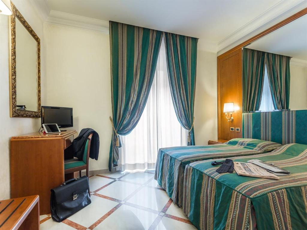 Postel nebo postele na pokoji v ubytování Raeli Hotel Regio