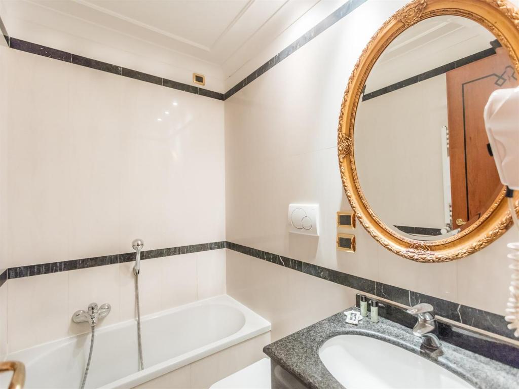 Koupelna v ubytování Raeli Hotel Regio