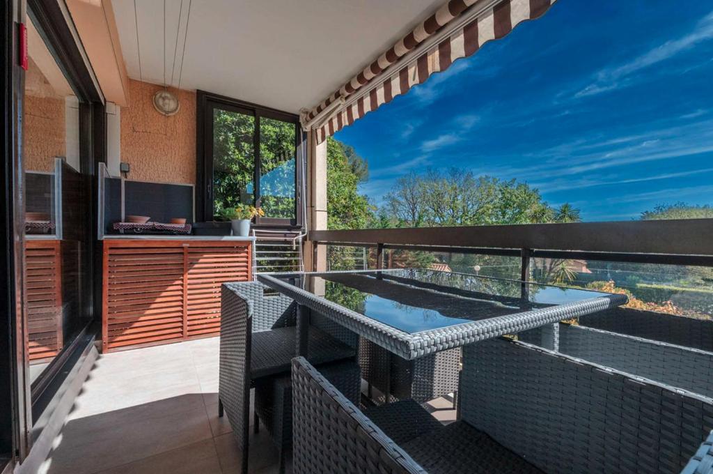 un balcon avec jacuzzi et vue dans l'établissement T2- Clim- PLages- Commerces, à Bormes-les-Mimosas
