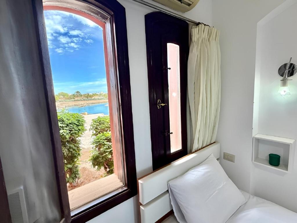 Postel nebo postele na pokoji v ubytování Exquisite 1BR Chalet with Pool & Lagoon - ElGouna