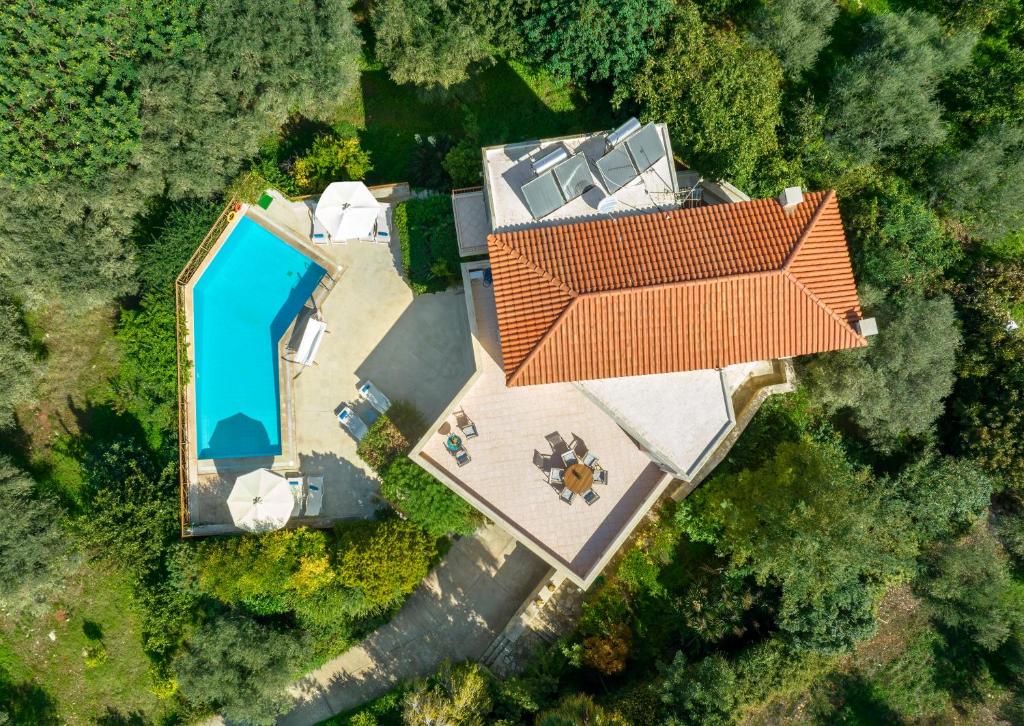 an overhead view of a house with a swimming pool at Villa Manolia in Prinés