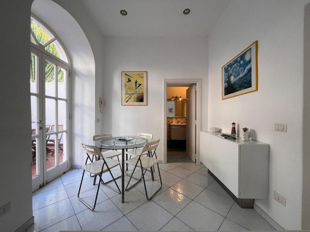 a kitchen and dining room with a table and chairs at Apartment in Villa Argentina in Capri