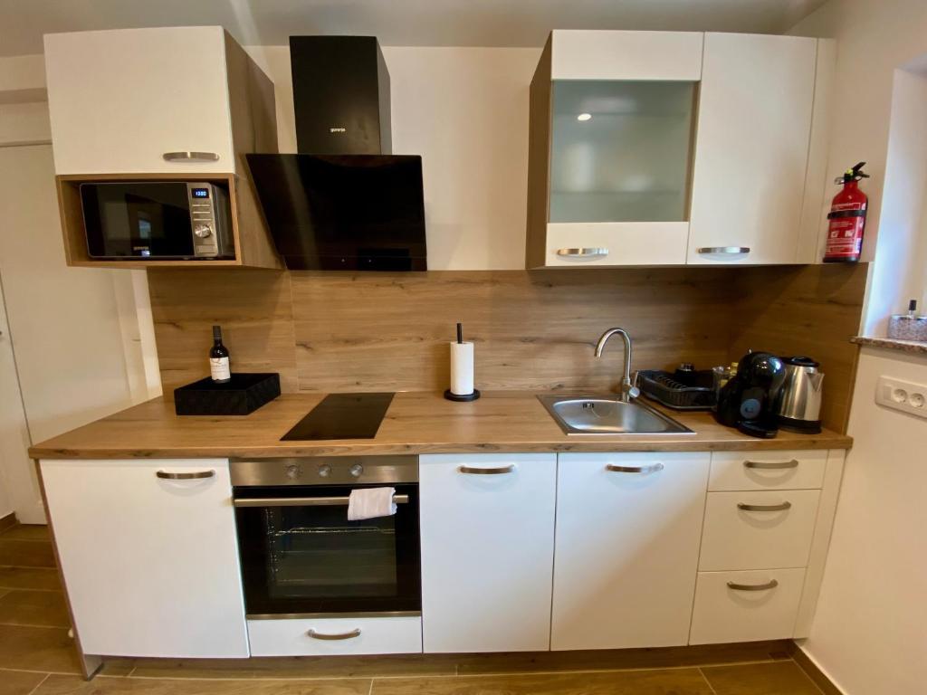 Kuchyň nebo kuchyňský kout v ubytování AERO Apartmaji Lesce-Bled