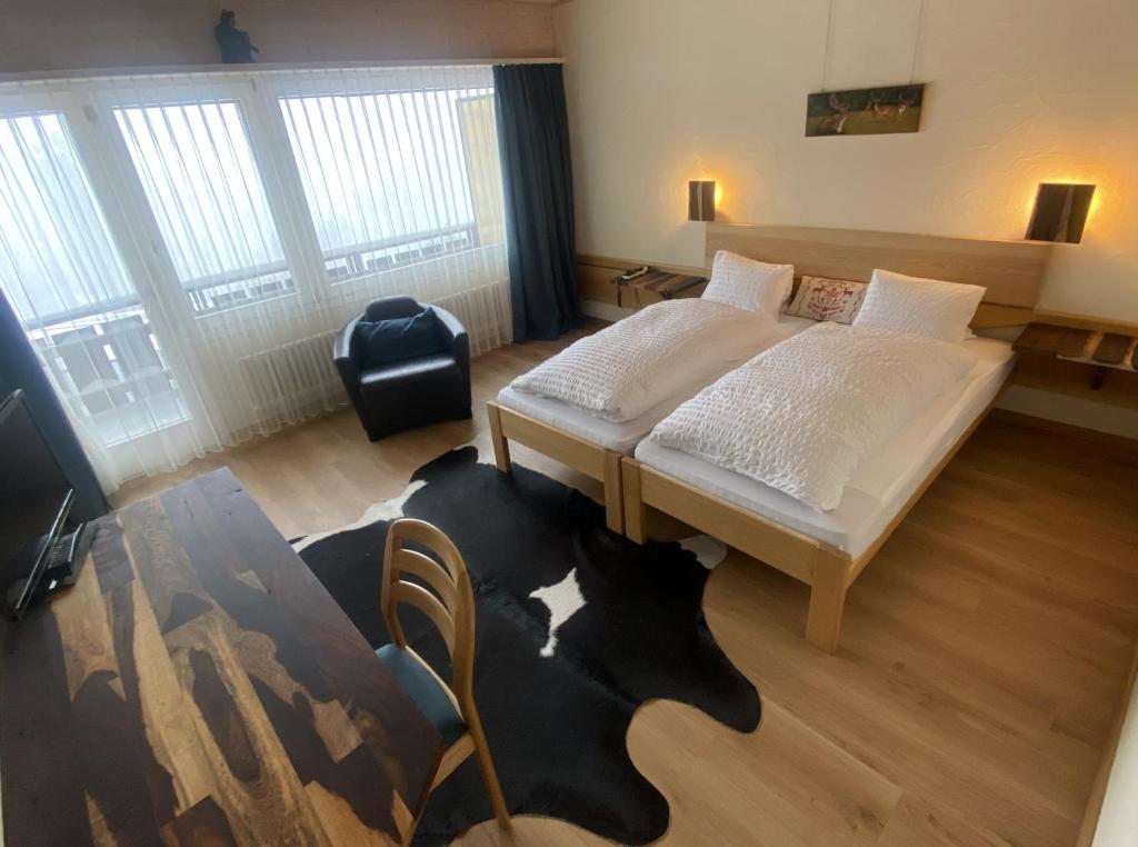 Postel nebo postele na pokoji v ubytování Bärnsicht Panorama Hotel