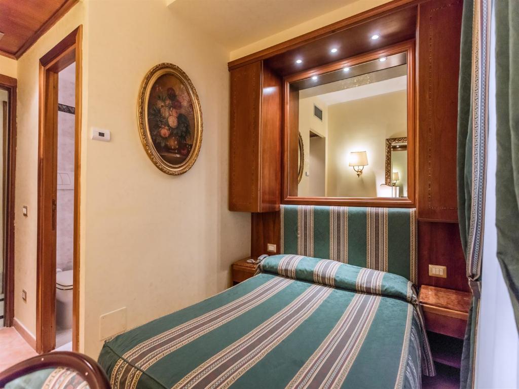 Postel nebo postele na pokoji v ubytování Raeli Hotel Noto