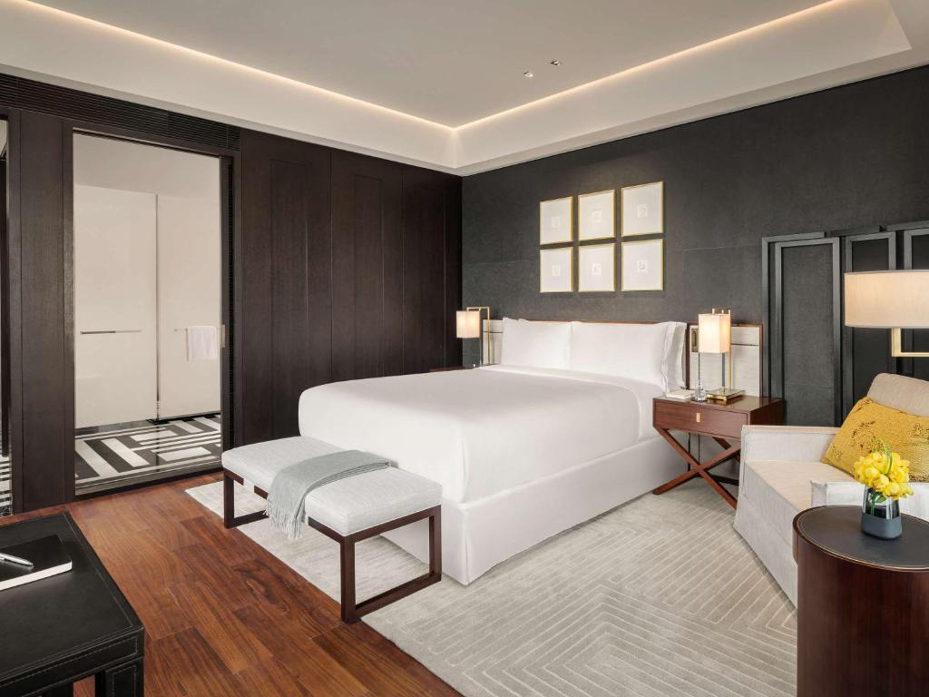 Postel nebo postele na pokoji v ubytování Fairmont Wuhan