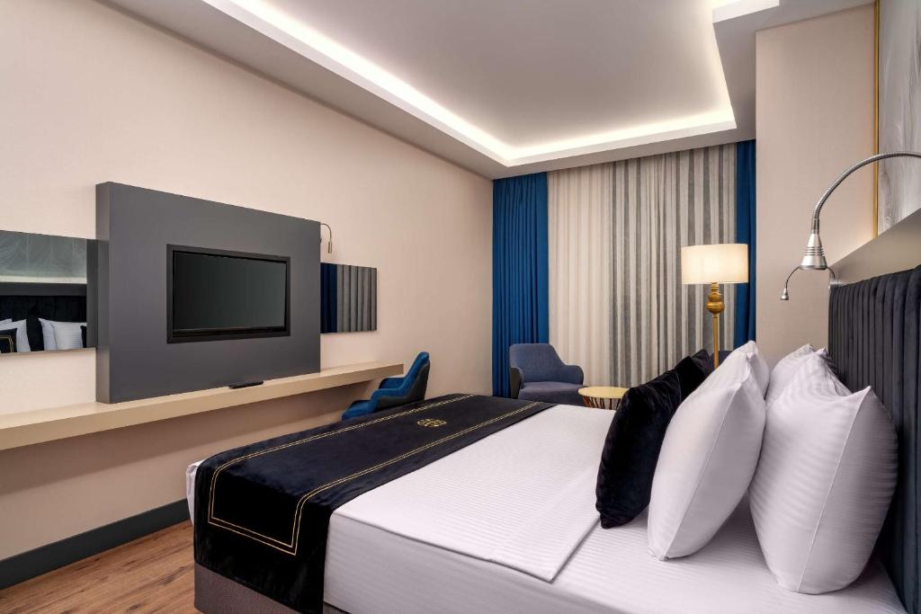 TV a/nebo společenská místnost v ubytování Best Western Premier Hidden Hills Hotel