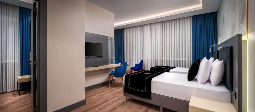TV a/nebo společenská místnost v ubytování Best Western Premier Hidden Hills Hotel