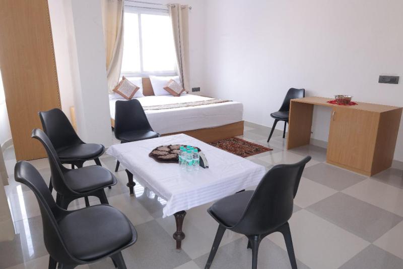Postel nebo postele na pokoji v ubytování Hotel Srijan