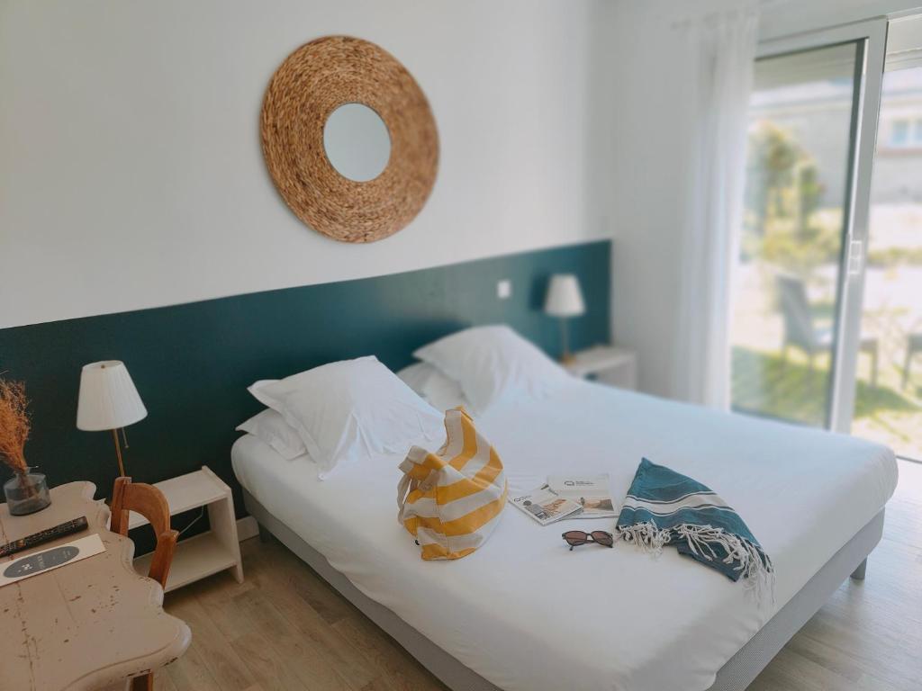 Postel nebo postele na pokoji v ubytování Hôtel Restaurant La Voile Bleue
