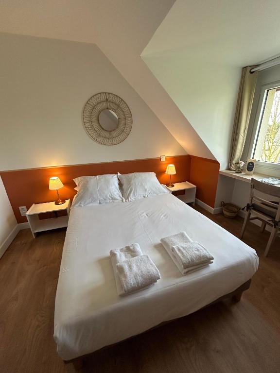 Postel nebo postele na pokoji v ubytování Hôtel Restaurant La Voile Bleue