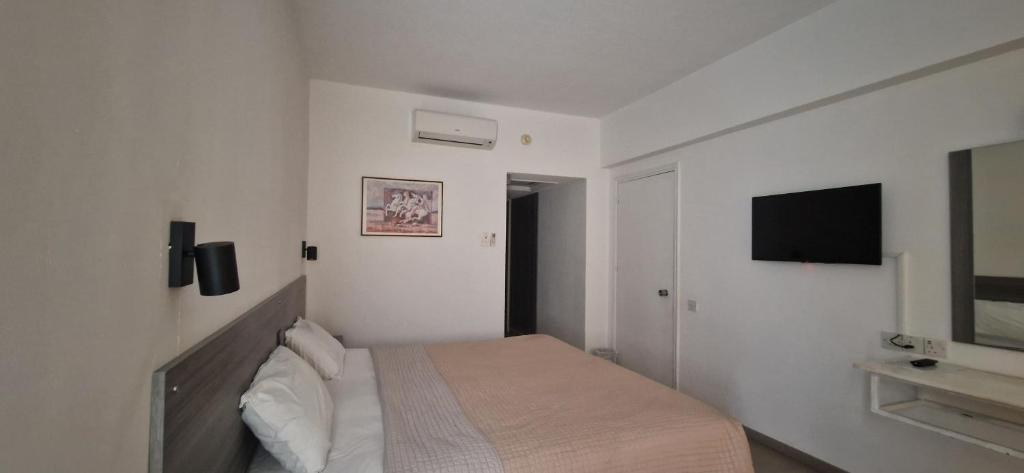 TV a/nebo společenská místnost v ubytování Navarria Blue Hotel