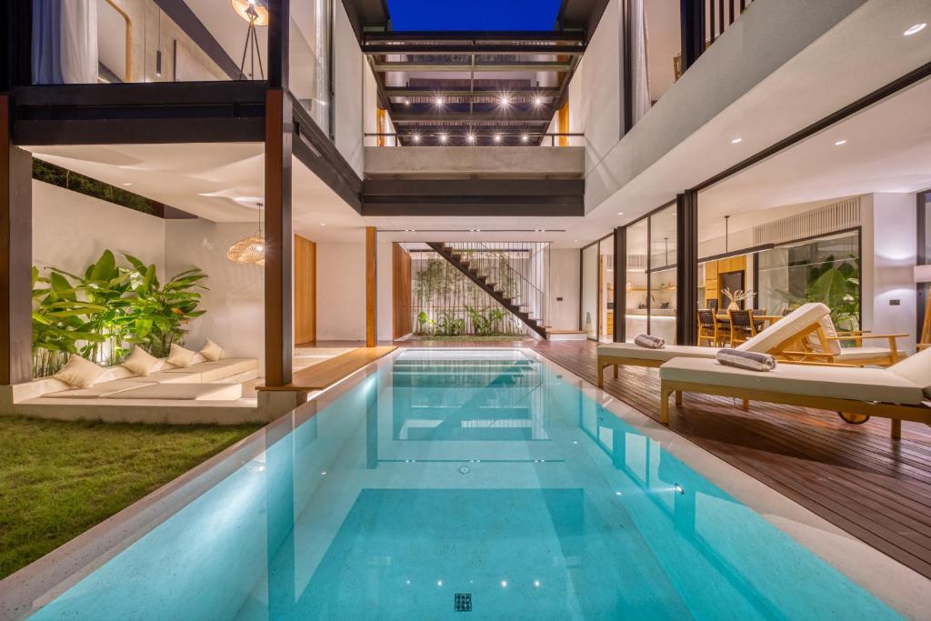 Bazén v ubytování Luxury Industrial-Style 2BR Villa Kirma Near the Beach nebo v jeho okolí