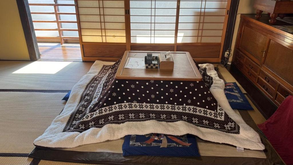 Postel nebo postele na pokoji v ubytování Grandma's island Home Hakata - Matsusaki inn 島のおばあちゃんち宿伯方 - 松崎旅館