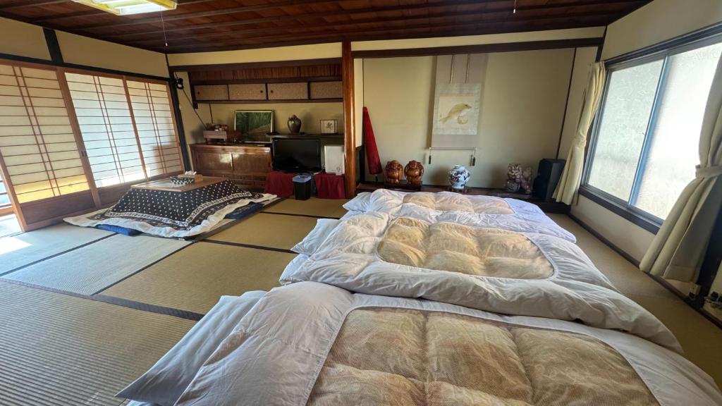 Postel nebo postele na pokoji v ubytování Grandma's island Home Hakata - Matsusaki inn 島のおばあちゃんち宿伯方 - 松崎旅館