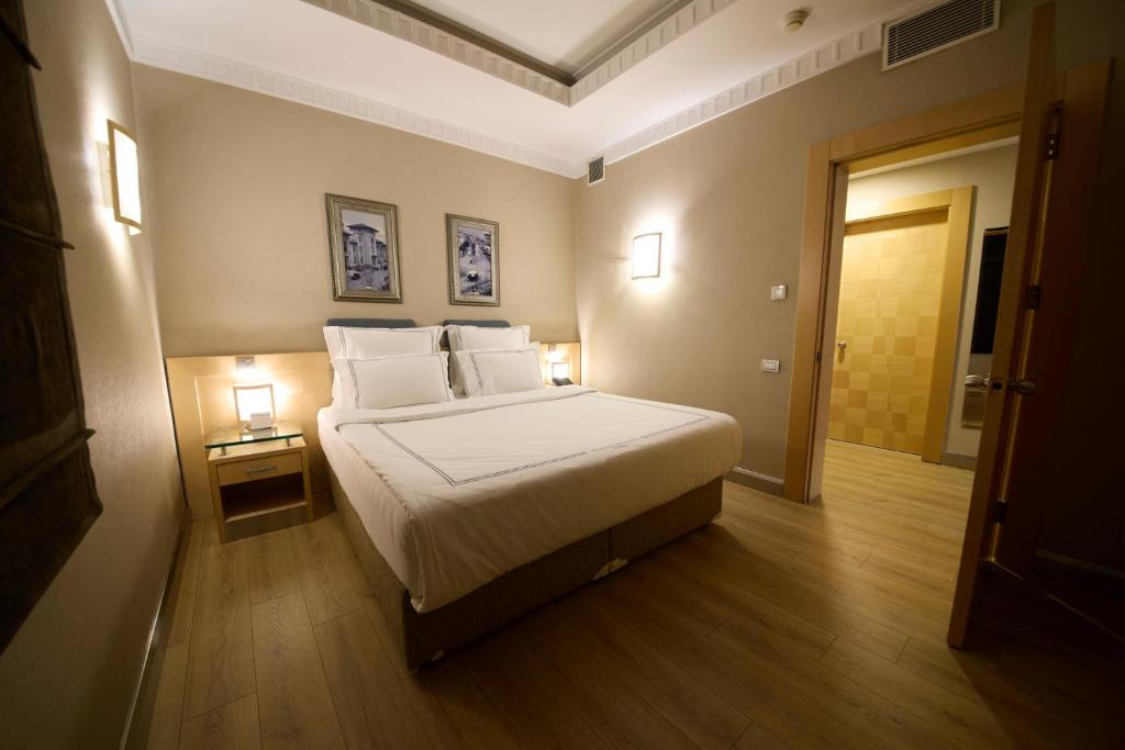 Postel nebo postele na pokoji v ubytování Metropolitan Hotels Ankara