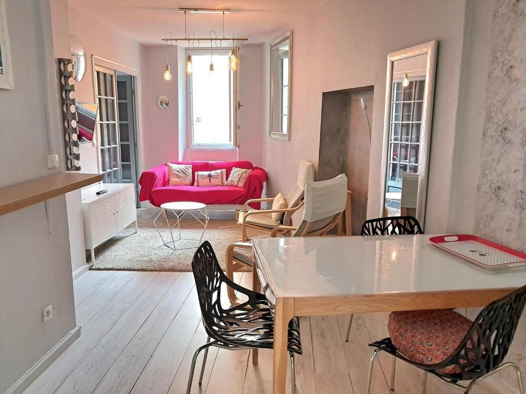 un salon avec une table et des chaises dans l'établissement Beau F2 au coeur de Hyères, à Hyères