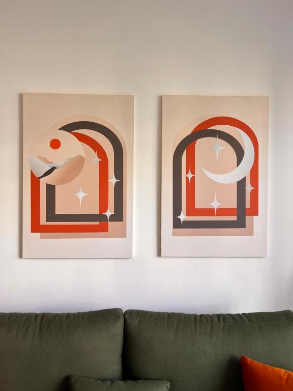deux images encadrées d’un oiseau sur un mur dans l'établissement Privado by Manazil, 12 First Guest! Stylish Lakeview 2BR, au Caire