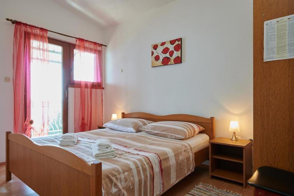 Posteľ alebo postele v izbe v ubytovaní Apartment in Trogir with sea view, balcony, air conditioning, W-LAN 5055-2