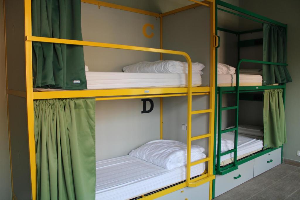 Palanda nebo palandy na pokoji v ubytování Roma Scout Center
