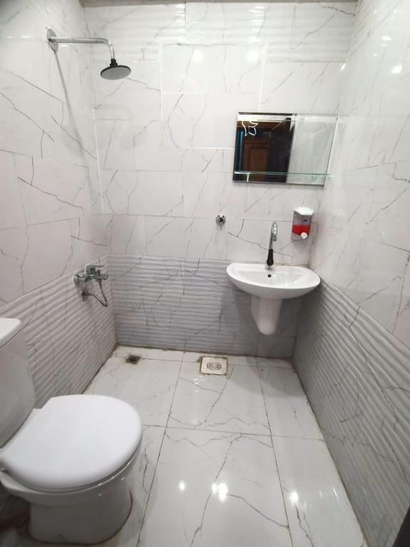 Koupelna v ubytování فندق الحسين ElHOSSIN HOTEL