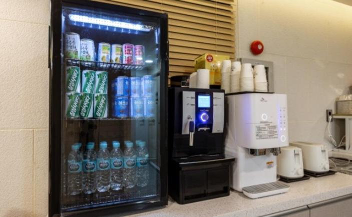 Příslušenství pro přípravu čaje a kávy v ubytování Hound Hotel Songtan