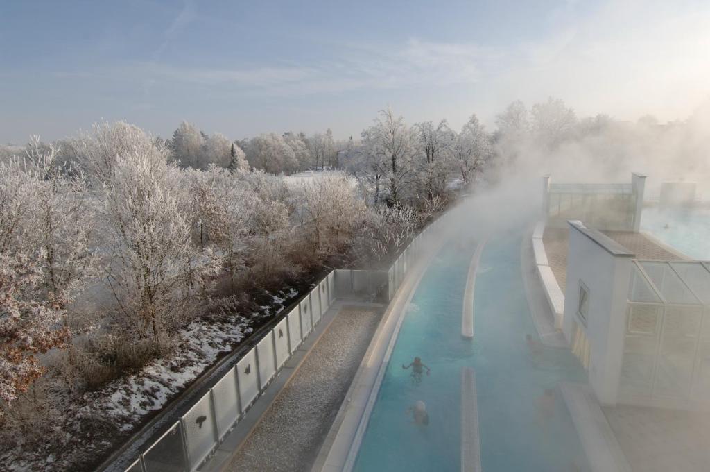 Bazén v ubytování Hotel Promenade nebo v jeho okolí