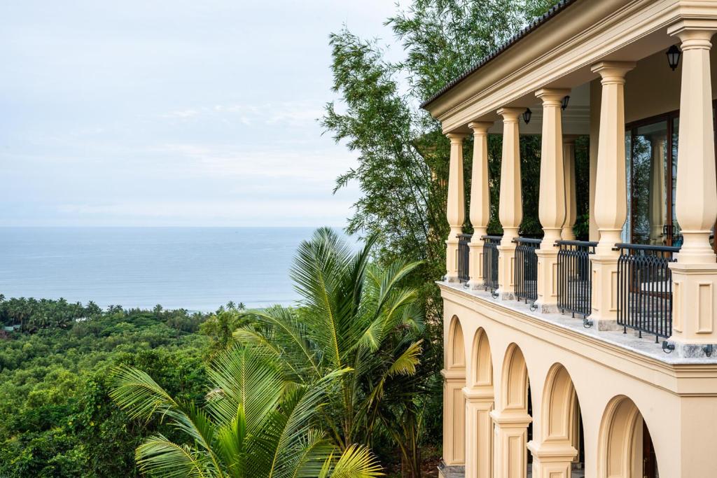ChopdemにあるLohonoStays Sacri Borod Hill Villa 4の海を背景に望むバルコニー付きの建物